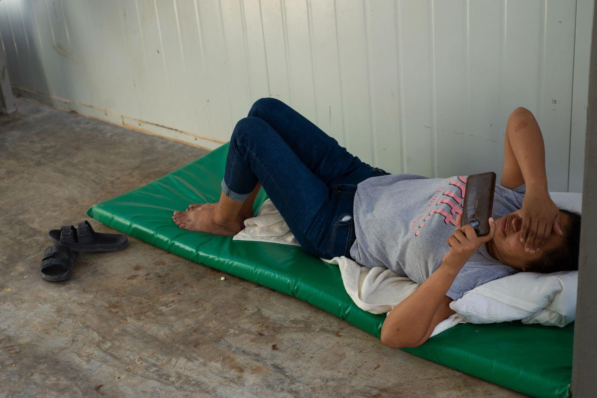  Margarita (nombre ficticio) se entretiene viendo videos mientras espera la hora de almuerzo en el albergue Hospitalidad y Solidaridad A.C. Foto/ Lissette Lemus 
